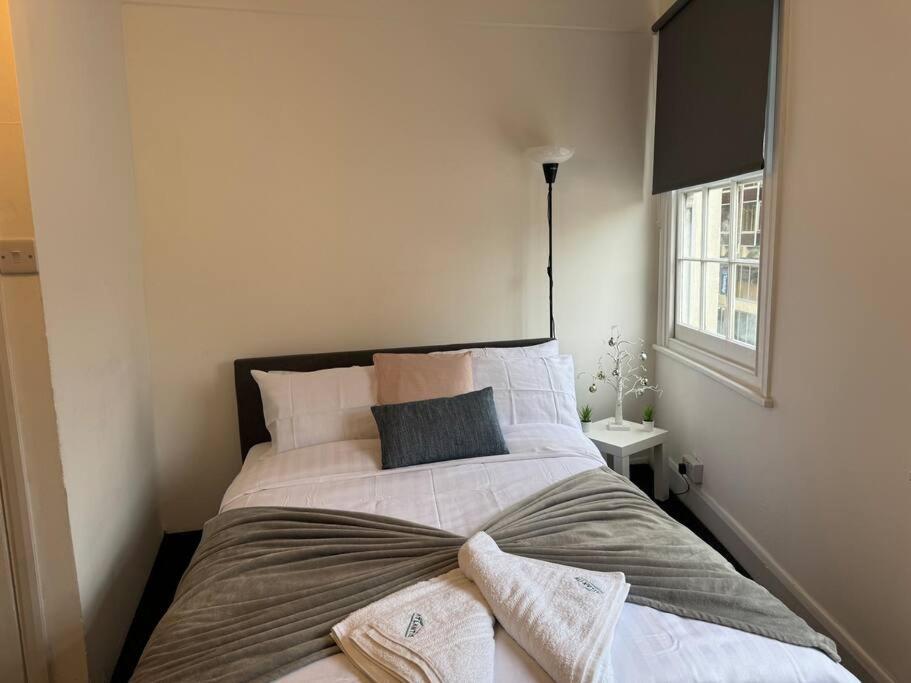 Room 4 • Double Bed In King'S Cross London Exterior photo